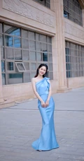 梁田一袭露半肩蓝色礼服长裙参加活动气质甜美照片