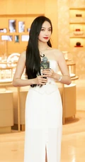 演员宋茜气质珍珠白礼裙束腰长裙出席活动美照