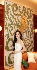 演员宋茜气质珍珠白礼裙束腰长裙出席活动美照
