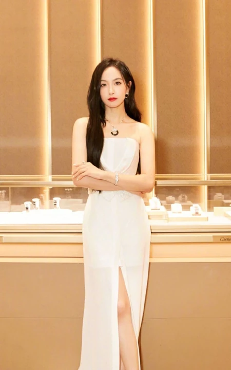 演员宋茜气质珍珠白礼裙束腰长裙出席活动美照