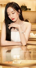 演员宋茜气质珍珠白礼裙束腰长裙出席活动美照