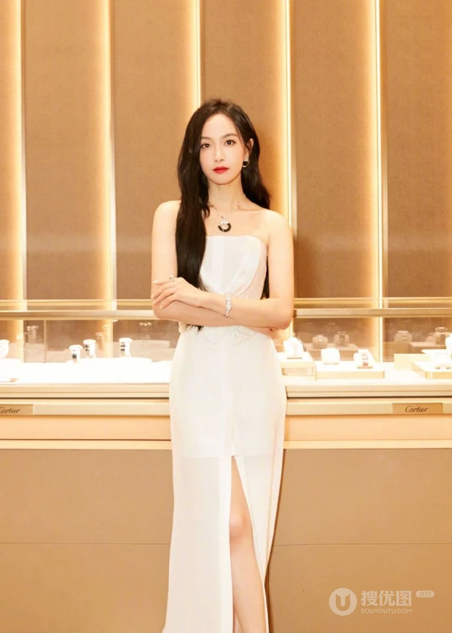 演员宋茜气质珍珠白礼裙束腰长裙出席活动美照