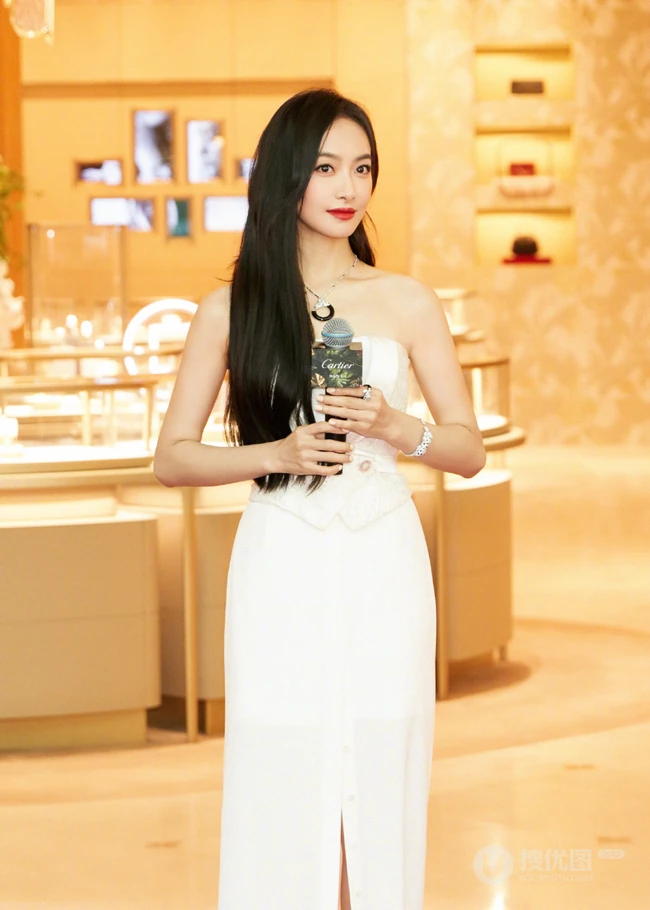 演员宋茜气质珍珠白礼裙束腰长裙出席活动美照