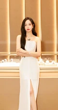 演员宋茜气质珍珠白礼裙束腰长裙出席活动美照
