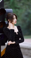 金子涵黑色波点V领长裙户外采风气质写真，尽显气质匀称气质线条