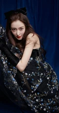 张天爱气质动人黑色轻纱印花礼裙裙写真，宛如精灵般美丽可爱又动人