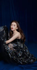 张天爱气质动人黑色轻纱印花礼裙裙写真，宛如精灵般美丽可爱又动人