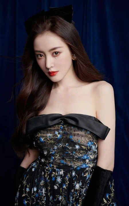 张天爱气质动人黑色轻纱印花礼裙裙写真，宛如精灵般美丽可爱又动人
