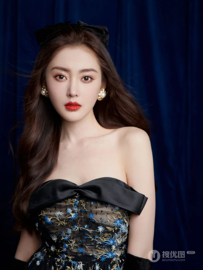 张天爱气质动人黑色轻纱印花礼裙裙写真，宛如精灵般美丽可爱又动人