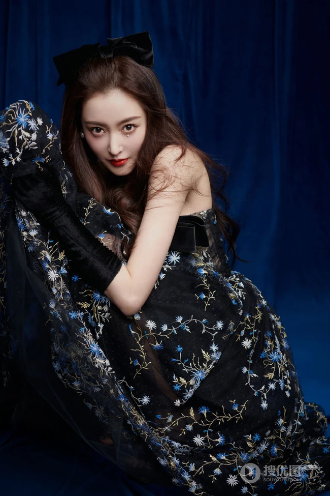 张天爱气质动人黑色轻纱印花礼裙裙写真，宛如精灵般美丽可爱又动人