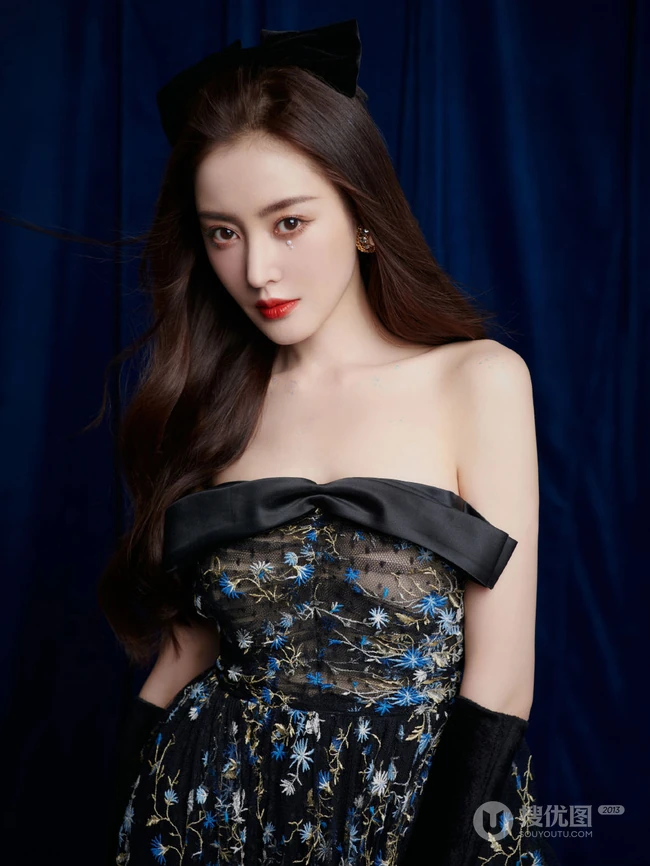 张天爱气质动人黑色轻纱印花礼裙裙写真，宛如精灵般美丽可爱又动人