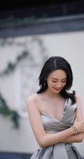 女生童谣手拿百合清新淡雅游园写真照