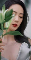 女生童谣手拿百合清新淡雅游园写真照