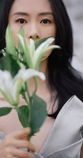 女生童谣手拿百合清新淡雅游园写真照