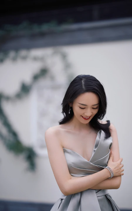 女生童谣手拿百合清新淡雅游园写真照