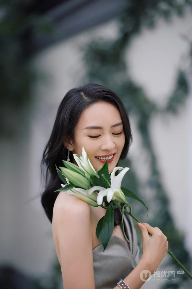 女生童谣手拿百合清新淡雅游园写真照
