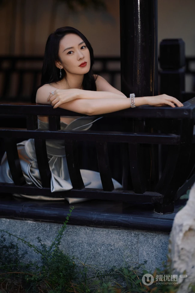 女生童谣手拿百合清新淡雅游园写真照