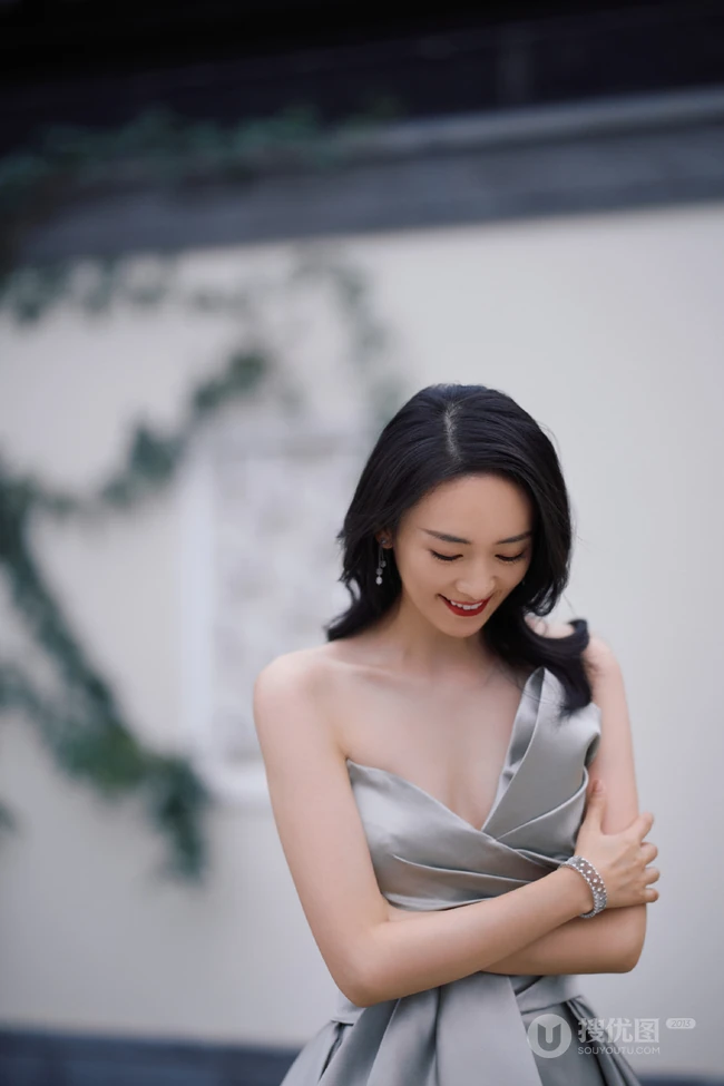 女生童谣手拿百合清新淡雅游园写真照