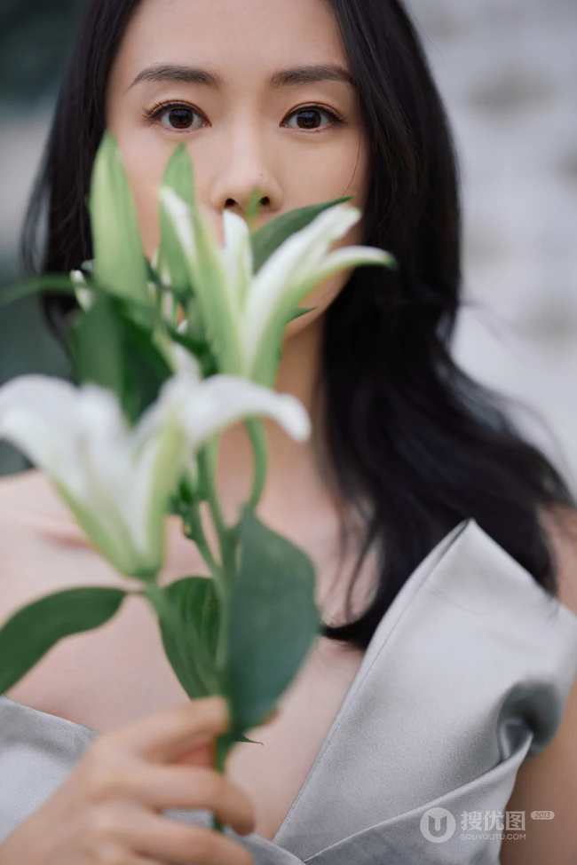 女生童谣手拿百合清新淡雅游园写真照