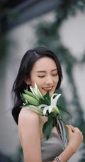 女生童谣手拿百合清新淡雅游园写真照