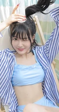 手拿花洒的气质漂亮少女身着蓝色肩带礼裙衣短裤显线条感蛮腰写真照
