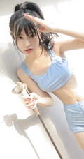 手拿花洒的气质漂亮少女身着蓝色肩带礼裙衣短裤显线条感蛮腰写真照