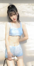 手拿花洒的气质漂亮少女身着蓝色肩带礼裙衣短裤显线条感蛮腰写真照