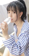 手拿花洒的气质漂亮少女身着蓝色肩带礼裙衣短裤显线条感蛮腰写真照