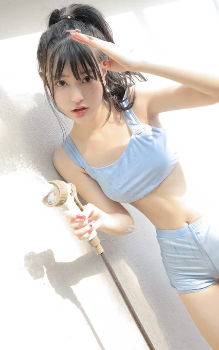手拿花洒的气质漂亮少女身着蓝色肩带礼裙衣短裤显线条感蛮腰写真照