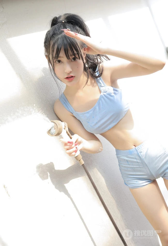 手拿花洒的气质漂亮少女身着蓝色肩带礼裙衣短裤显线条感蛮腰写真照