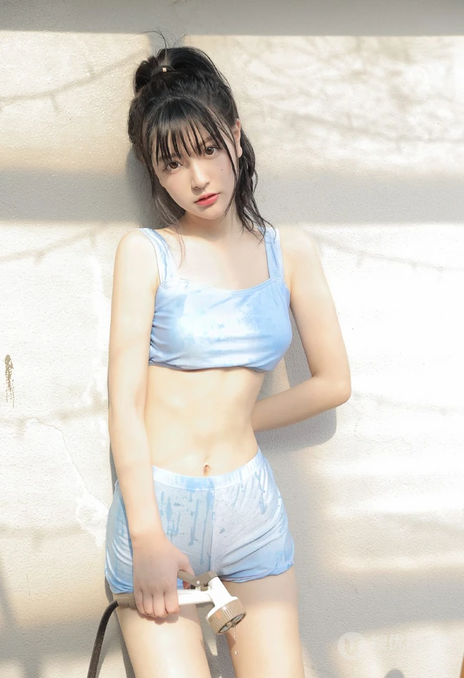 手拿花洒的气质漂亮少女身着蓝色肩带礼裙衣短裤显线条感蛮腰写真照