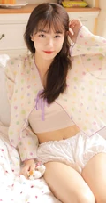 软甜可爱的小气质，浅粉白皙线条感纤细线条少女背心短裤室内写真照