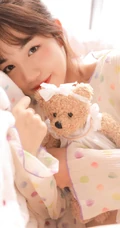 软甜可爱的小气质，浅粉白皙线条感纤细线条少女背心短裤室内写真照