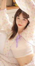软甜可爱的小气质，浅粉白皙线条感纤细线条少女背心短裤室内写真照