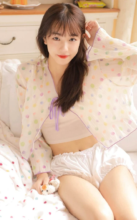 软甜可爱的小气质，浅粉白皙线条感纤细线条少女背心短裤室内写真照