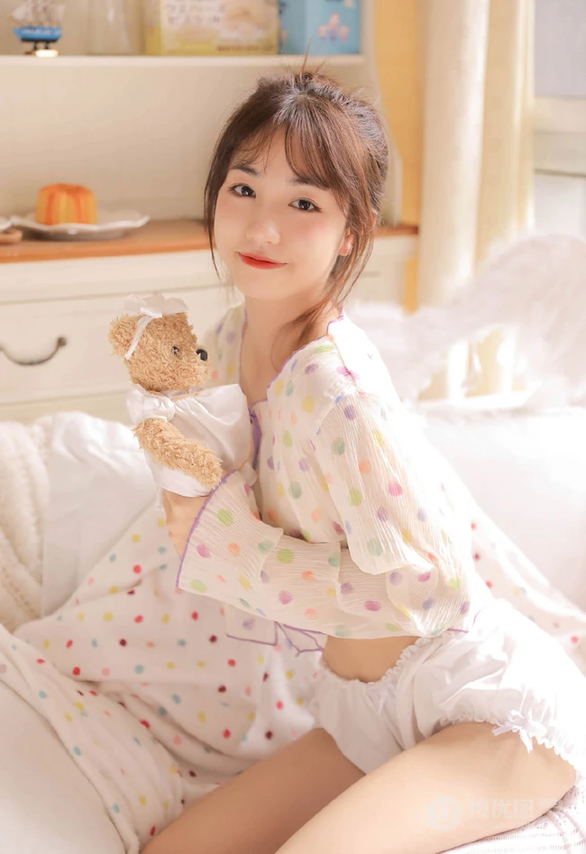 软甜可爱的小气质，浅粉白皙线条感纤细线条少女背心短裤室内写真照