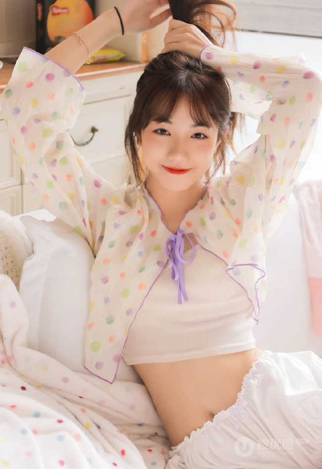 软甜可爱的小气质，浅粉白皙线条感纤细线条少女背心短裤室内写真照