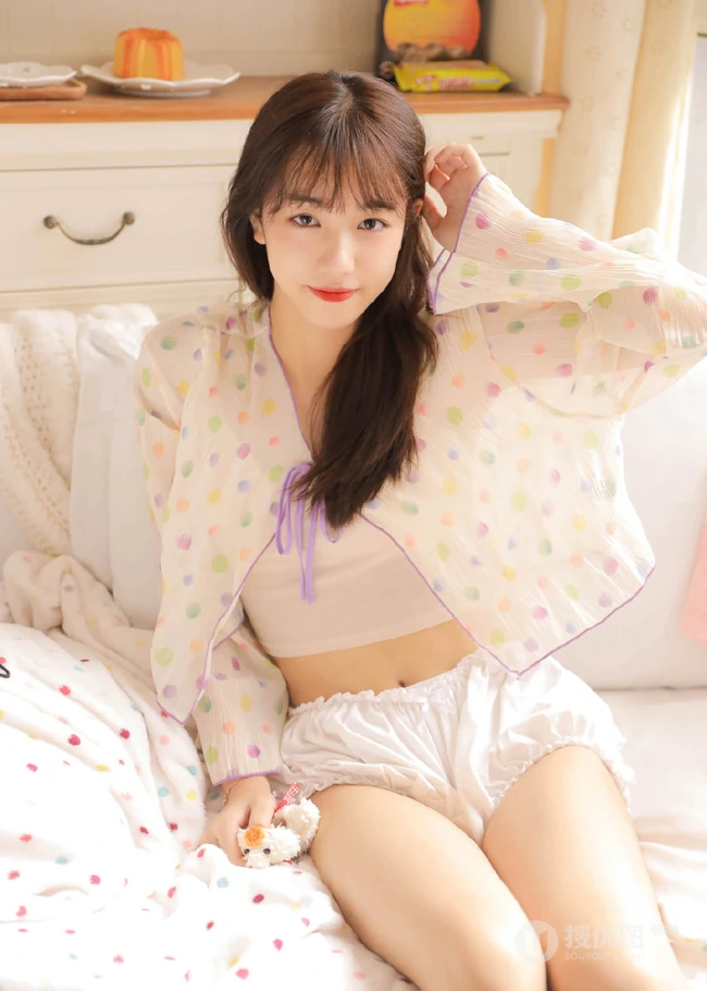 软甜可爱的小气质，浅粉白皙线条感纤细线条少女背心短裤室内写真照