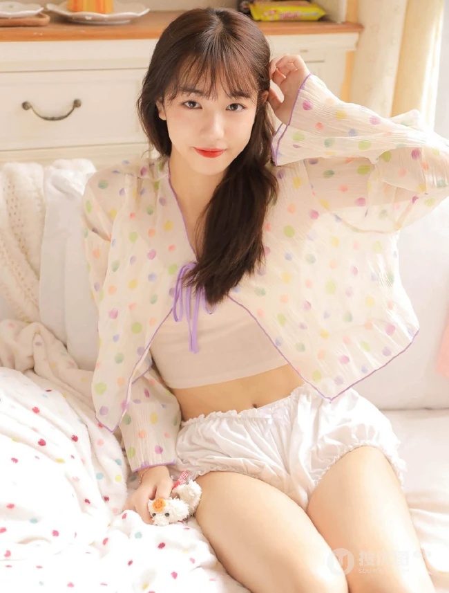 软甜可爱的小气质，浅粉白皙线条感纤细线条少女背心短裤室内写真照