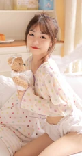 软甜可爱的小气质，浅粉白皙线条感纤细线条少女背心短裤室内写真照