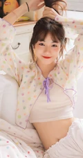 软甜可爱的小气质，浅粉白皙线条感纤细线条少女背心短裤室内写真照