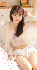 软甜可爱的小气质，浅粉白皙线条感纤细线条少女背心短裤室内写真照
