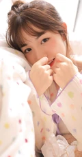 软甜可爱的小气质，浅粉白皙线条感纤细线条少女背心短裤室内写真照