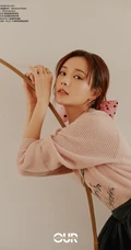 李一桐粉色毛衣黑色短裙着身复古甜美杂志写真图片