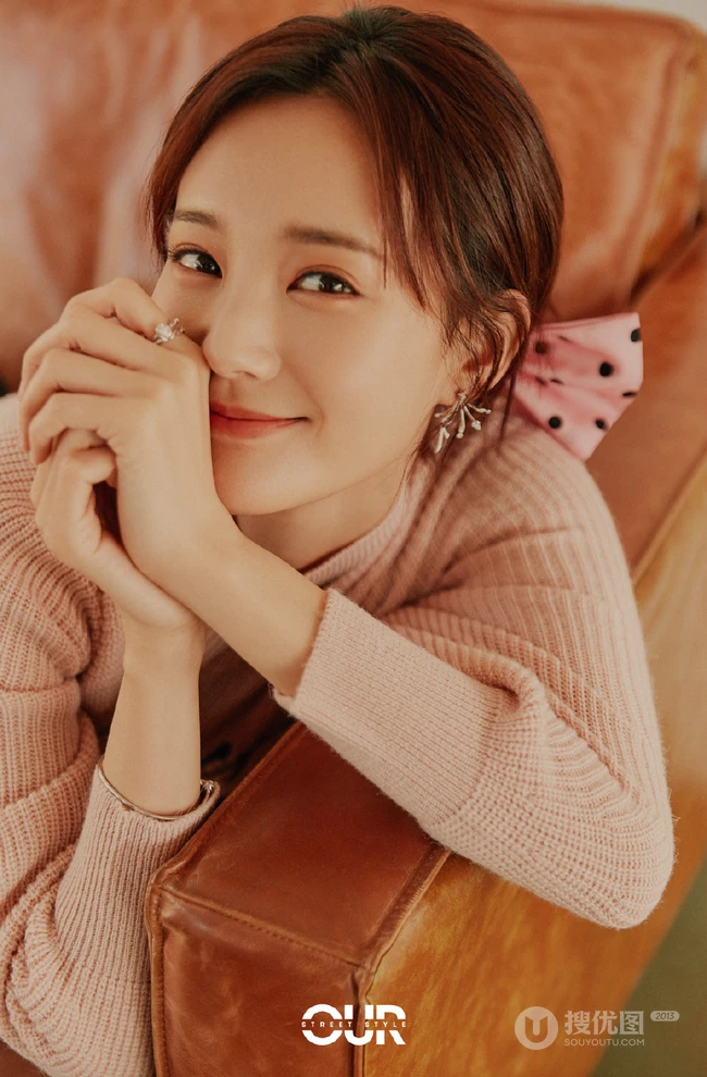 李一桐粉色毛衣黑色短裙着身复古甜美杂志写真图片