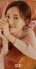 李一桐粉色毛衣黑色短裙着身复古甜美杂志写真图片