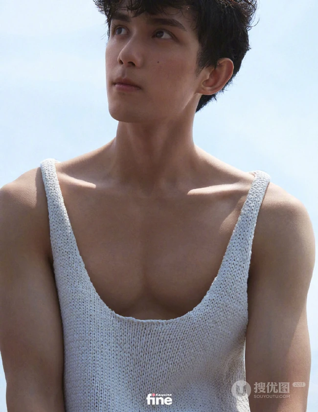 肌肉小帅哥吴磊白色背心户外写真照