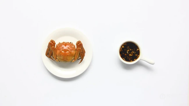 已蒸熟，摆放在盘里准备食用的大闸蟹图片 第4张