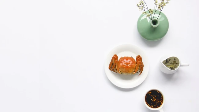 已蒸熟，摆放在盘里准备食用的大闸蟹图片 第5张