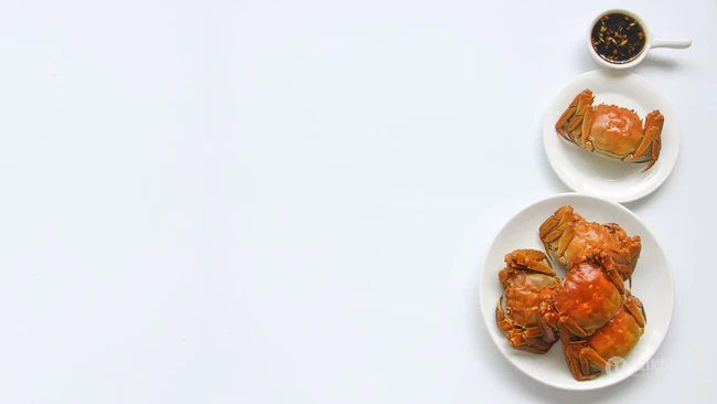 已蒸熟，摆放在盘里准备食用的大闸蟹图片 第6张
